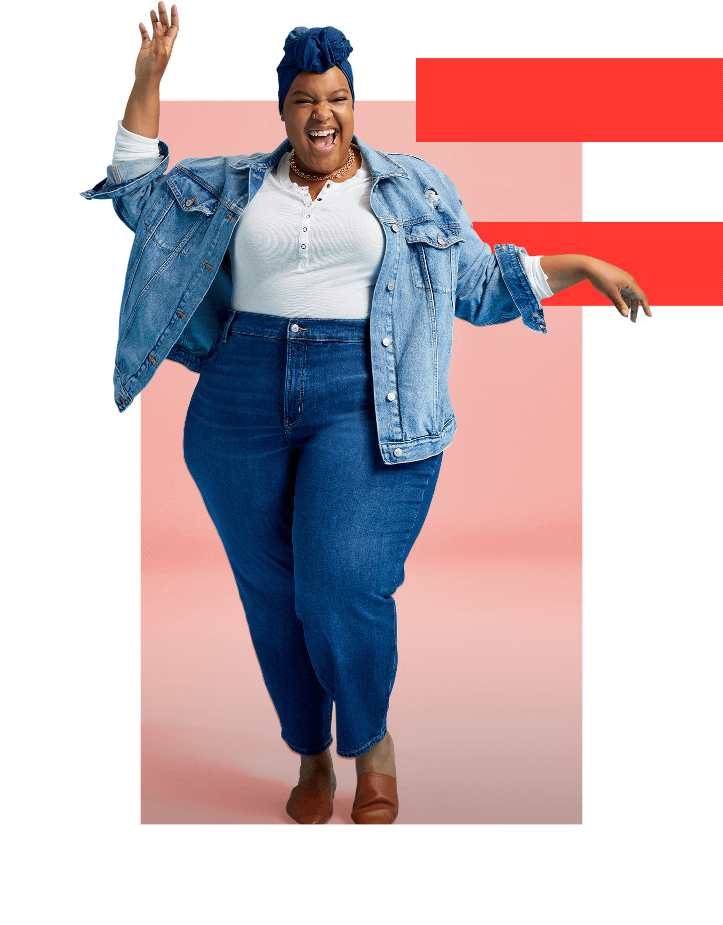 Une mannequin qui porte un jean avec un chemisier blanc à manches longues et une veste en denim.