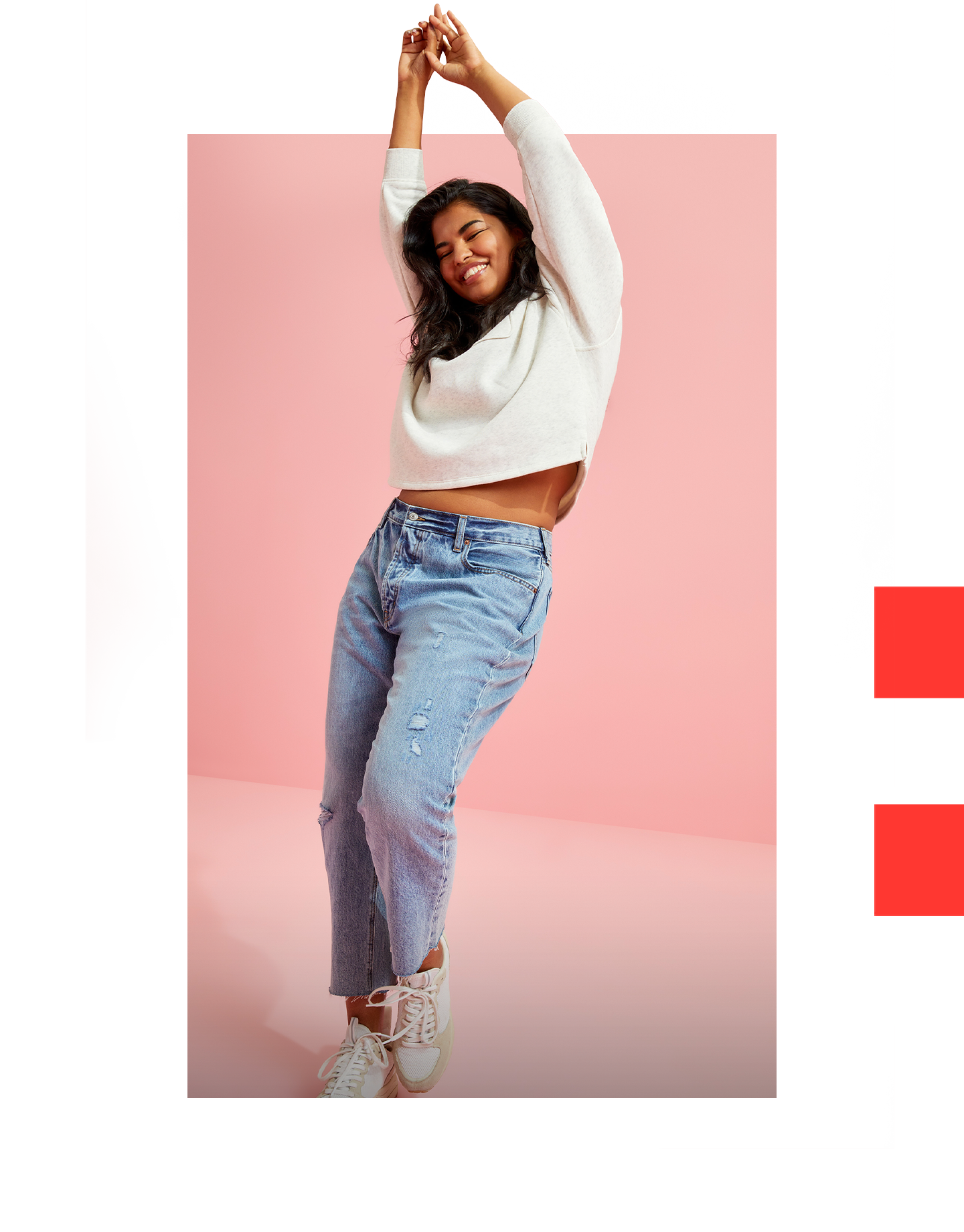 Une mannequin qui porte un jean à coupe détendue et un haut blanc.