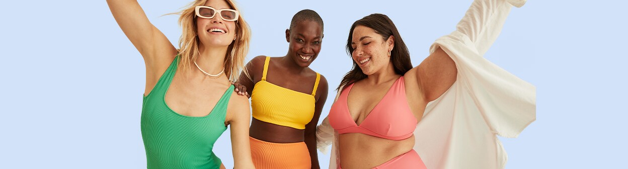 Trois femmes vêtues de maillots de bain différents.