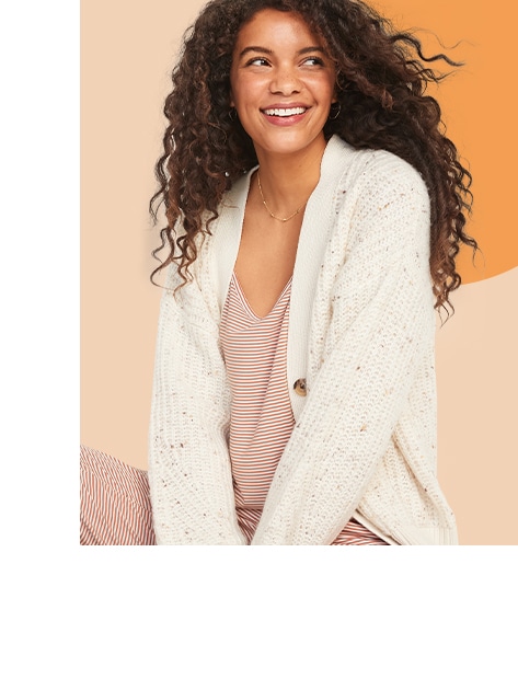 Une femme porte une camisole Sunday Sleep de couleur crème.