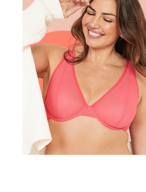 Une femme porte un soutien-gorge plongeant à armature en maille filet rose foncé.