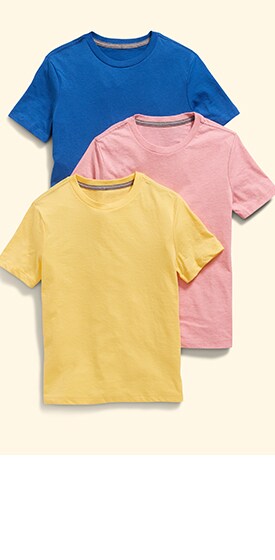 Un assortiment de trois t-shirts unis à manches courtes.