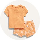 Un t-shirt assorti à un short de couleur orange pâle. Short à motif d’étoiles de mer.