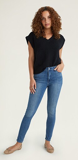 Model in classic skinny blue jean.
