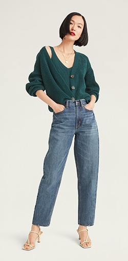 A model in a pair of overly baggy mid rise jeans.