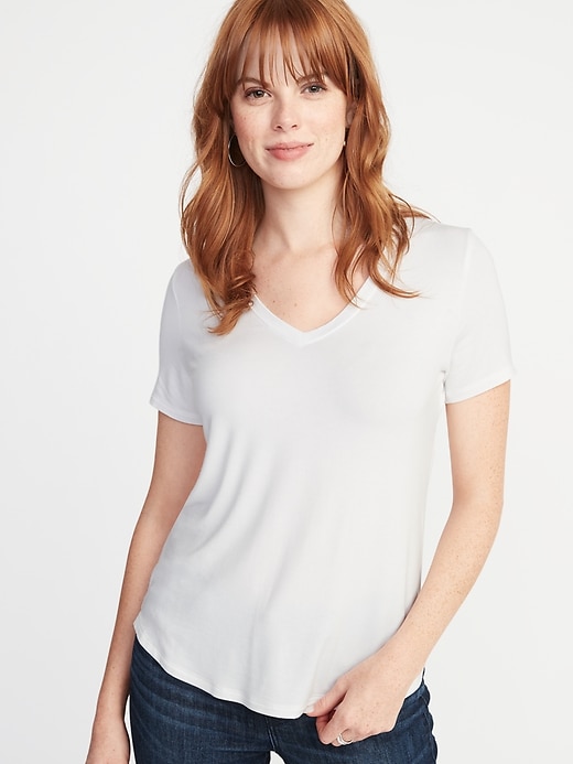 L'image numéro 1 présente T-shirt luxueux à col en V pour femme