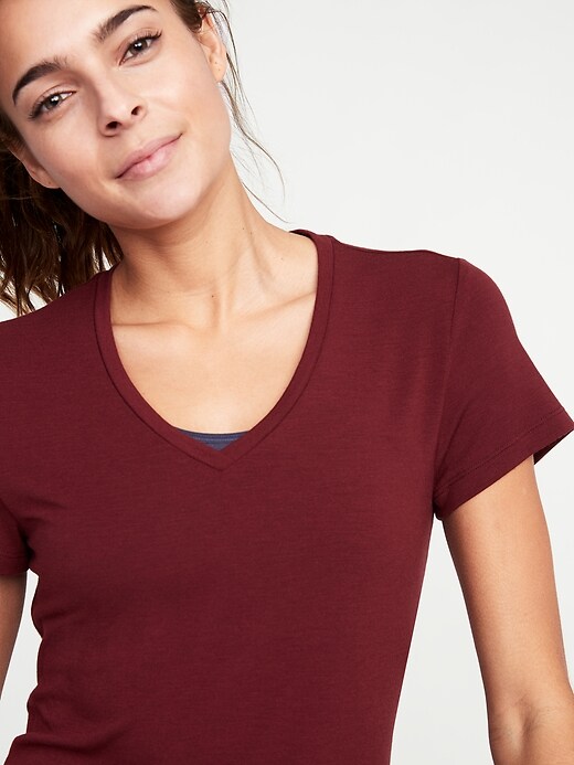 L'image numéro 4 présente T-shirt Performance ultra léger à col en V pour femme
