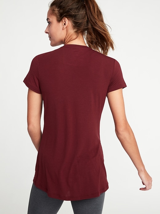 L'image numéro 2 présente T-shirt Performance ultra léger à col en V pour femme