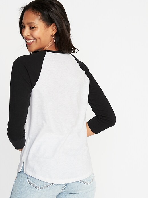 L'image numéro 2 présente T-shirt en tricot grège à logo à manches raglan pour femme