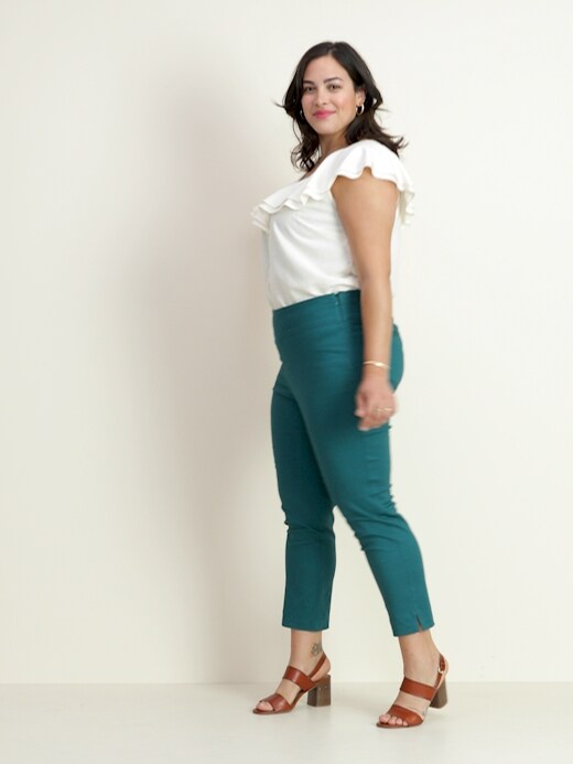 High-waisted pants. False side pockets and back welt pockets. Side hidden  in-seam zip closure. - Mid-green