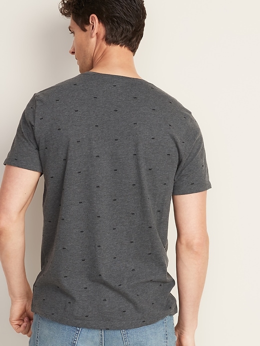 L'image numéro 2 présente T-shirt à imprimé de palmier à col en V au fini soyeux pour homme