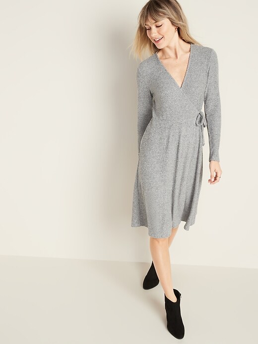 L'image numéro 1 présente Robe portefeuille en tricot côtelé à taille définie pour femme