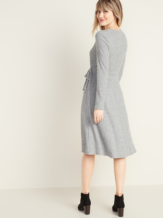 L'image numéro 2 présente Robe portefeuille en tricot côtelé à taille définie pour femme