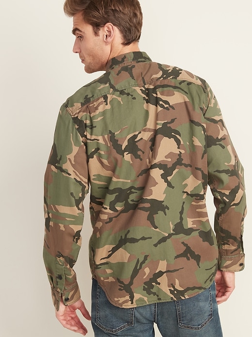 L'image numéro 2 présente Chemise de travail en sergé à imprimé camouflage, coupe standard pour homme