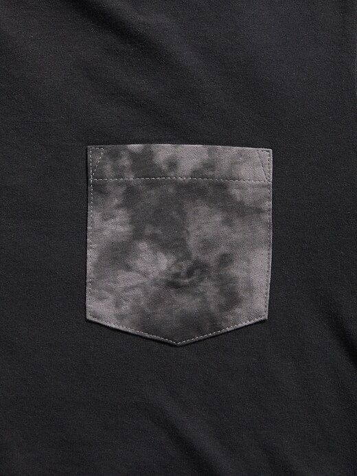 L'image numéro 2 présente T-shirt à poche poitrine à imprimé au fini soyeux pour homme