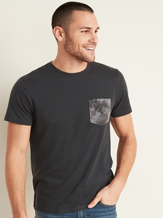 L'image numéro 1 présente T-shirt à poche poitrine à imprimé au fini soyeux pour homme