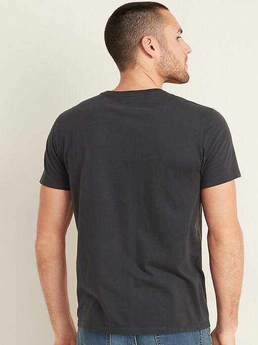L'image numéro 3 présente T-shirt à poche poitrine à imprimé au fini soyeux pour homme