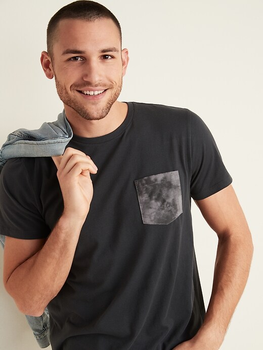 L'image numéro 4 présente T-shirt à poche poitrine à imprimé au fini soyeux pour homme