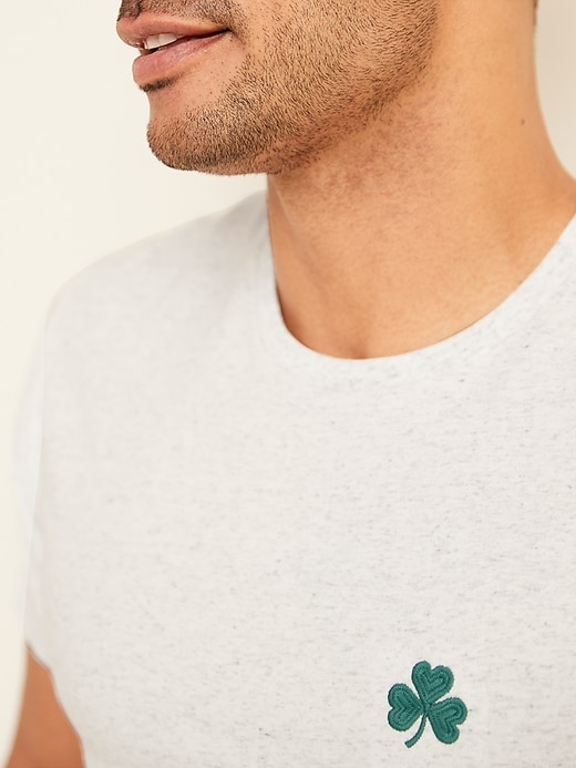 L'image numéro 4 présente T-shirt à poche à encolure ras du cou au fini lavé doux pour homme
