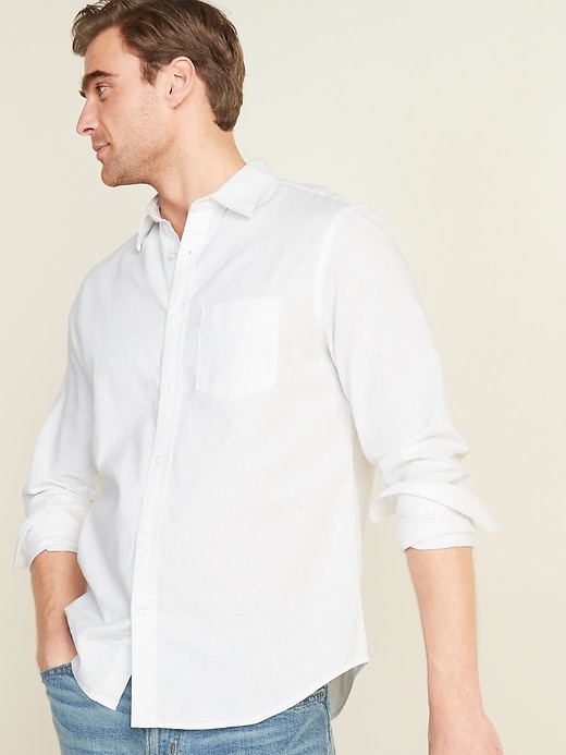 L'image numéro 1 présente Chemise à manches longues en mélange de lin, coupe standard pour homme