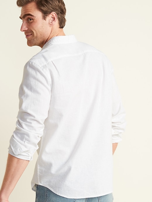 L'image numéro 2 présente Chemise à manches longues en mélange de lin, coupe standard pour homme