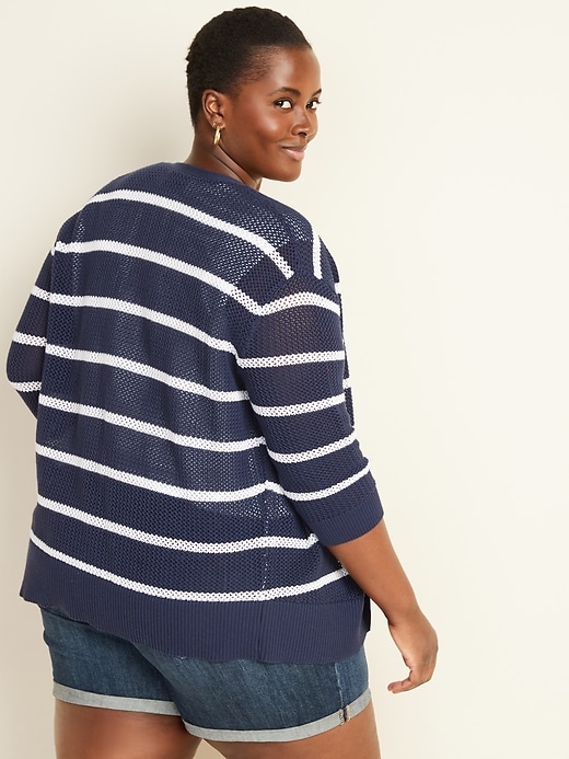 L'image numéro 2 présente Cardigan rayé boutonné à l’avant en tricot ajouré, taille Plus