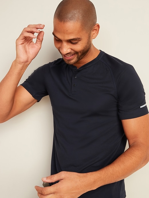 Voir une image plus grande du produit 1 de 2. T-shirt henley Breathe ON texturé en sergé pour homme