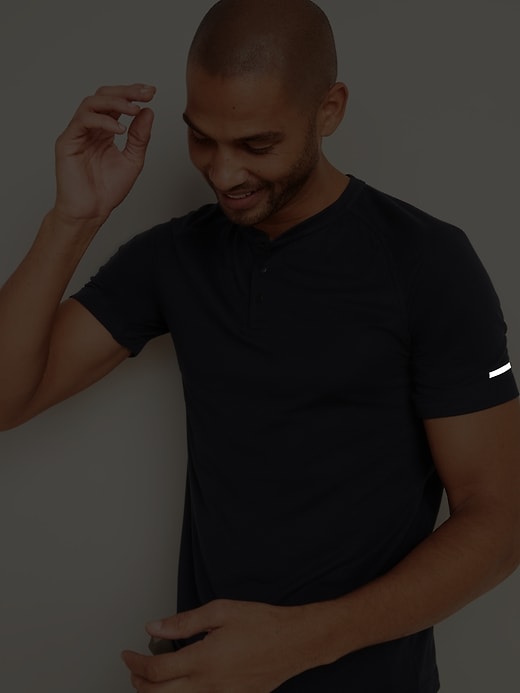 Voir une image plus grande du produit 2 de 2. T-shirt henley Breathe ON texturé en sergé pour homme