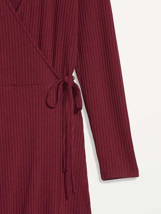L'image numéro 4 présente Robe portefeuille mi-longue en tricot côtelé à encolure en V pour femme