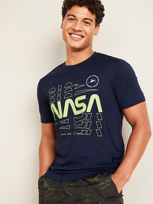Voir une image plus grande du produit 1 de 3. T-shirt de base contrôle des odeurs Go-Dry Cool à motif de la NASA pour homme