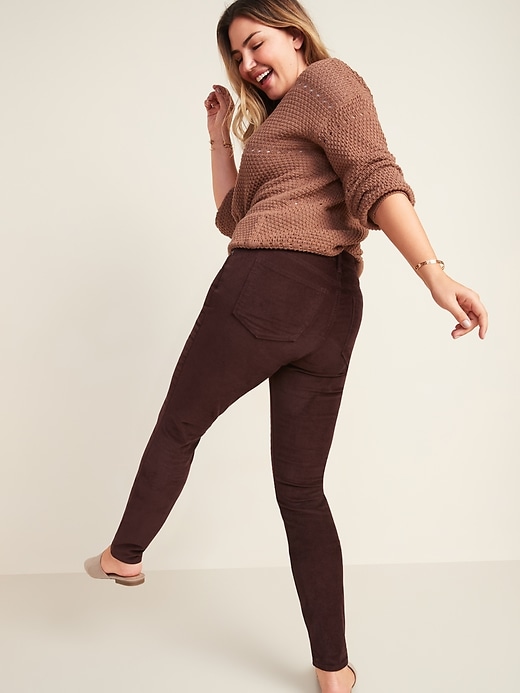 L'image numéro 6 présente Pantalon en velours côtelé Rockstar de couleur vive à taille moyenne, coupe super moulante pour femme