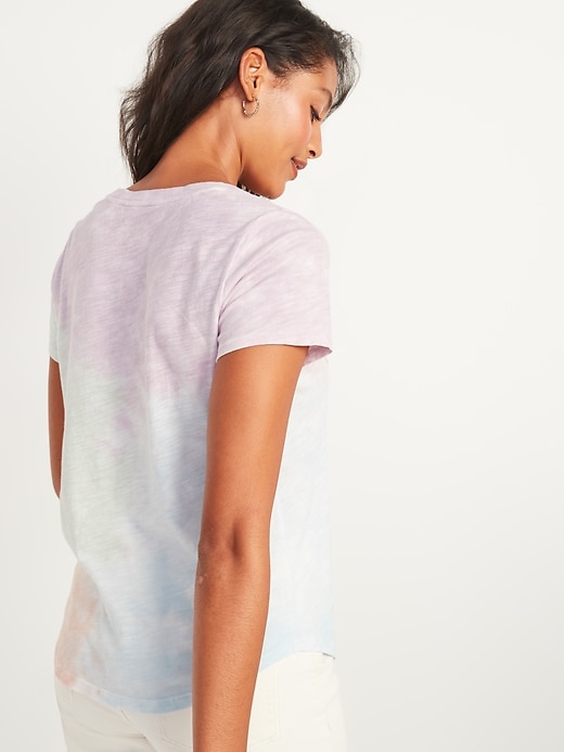 L'image numéro 2 présente T-shirt tout-aller décontracté teint par nœuds à encolure échancrée pour femme