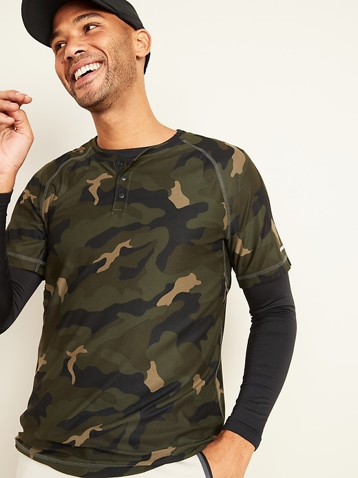 Voir une image plus grande du produit 1 de 3. T-shirt henley à imprimé camouflage Breathe ON ultradoux pour homme