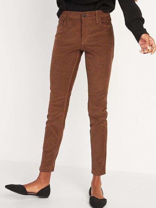 L'image numéro 5 présente Pantalon en velours côtelé Rockstar de couleur vive à taille moyenne, coupe super moulante pour femme