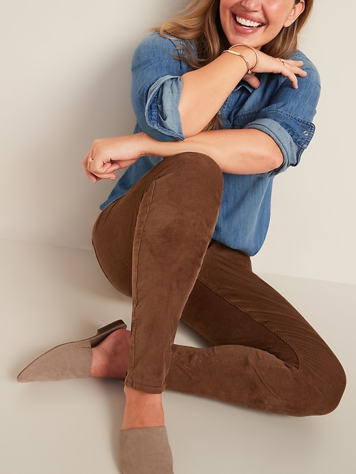 L'image numéro 3 présente Pantalon en velours côtelé Rockstar de couleur vive à taille moyenne, coupe super moulante pour femme