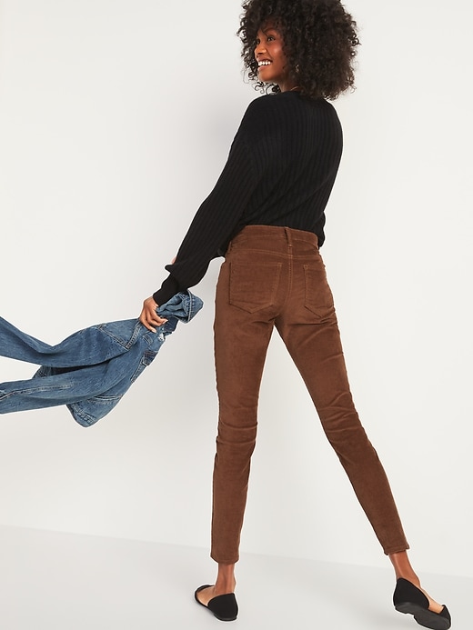 L'image numéro 6 présente Pantalon en velours côtelé Rockstar de couleur vive à taille moyenne, coupe super moulante pour femme