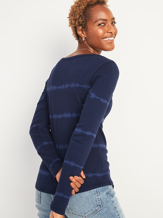 L'image numéro 2 présente Henley en tricot côtelé à manches longues, coupe étroite pour femme