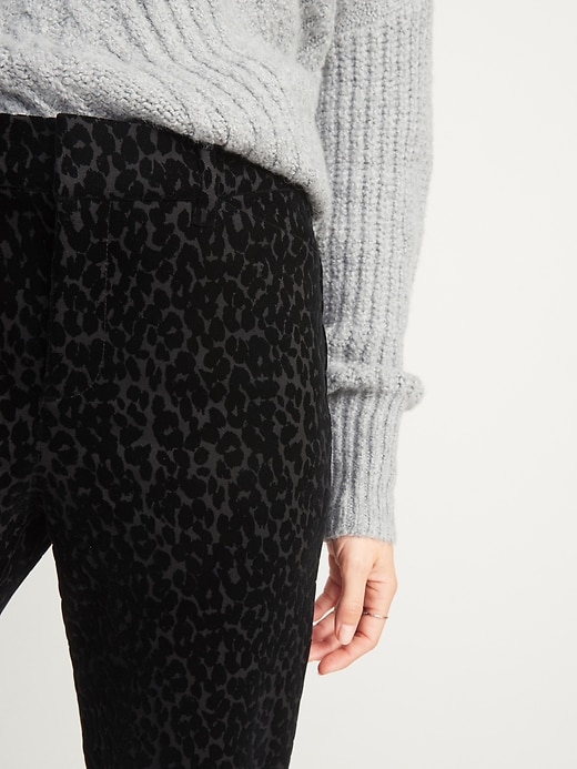 L'image numéro 3 présente Tout nouveau pantalon Pixie droit, à la cheville, taille haute, imprimé léopard floqué pour femme