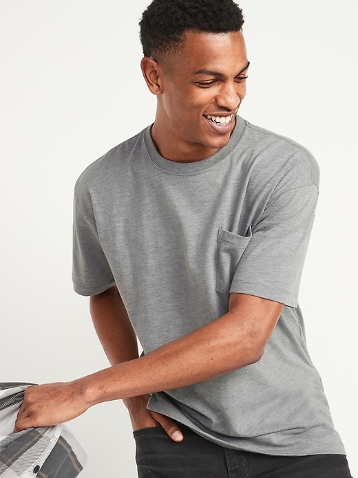 L'image numéro 1 présente T-shirt surdimensionné ultra-doux à poche pour Homme