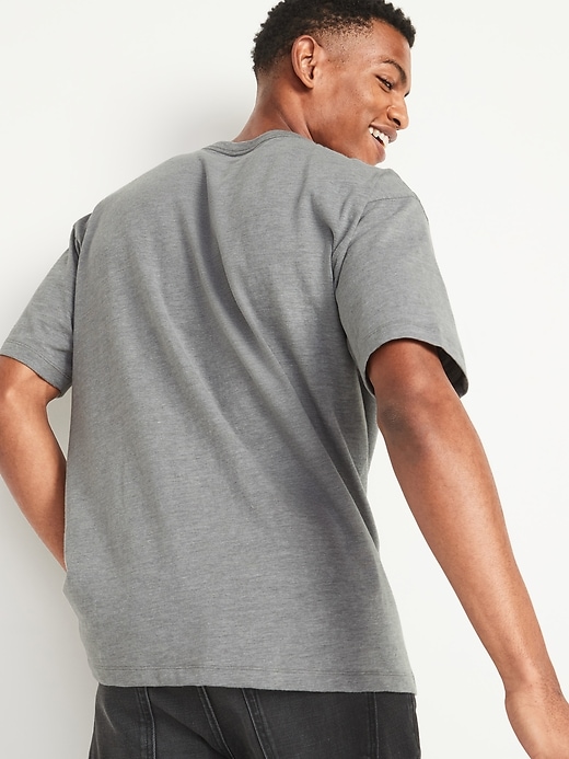 L'image numéro 2 présente T-shirt surdimensionné ultra-doux à poche pour Homme