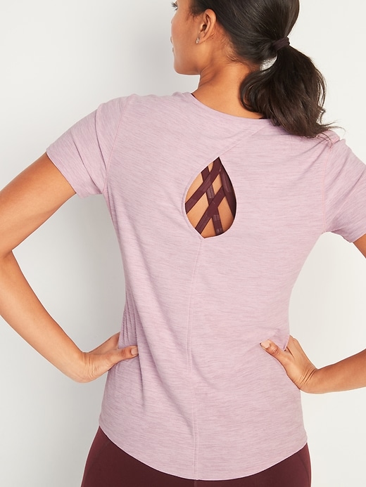 L'image numéro 2 présente T-shirt Breathe ON Performance avec ouverture en trou de serrure au dos pour femme