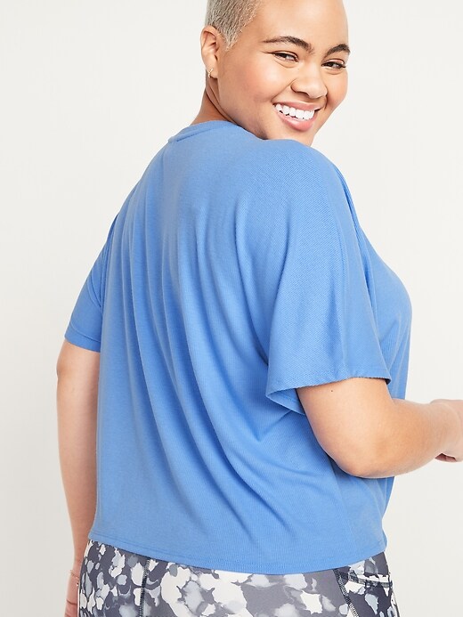 L'image numéro 6 présente Haut UltraLite Performance en tricot côtelé à ourlet noué pour femme