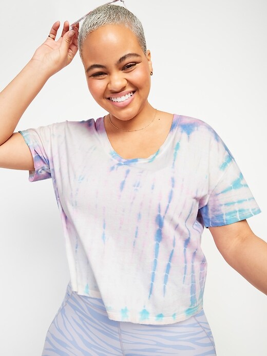 L'image numéro 1 présente T-shirt court et ample spécialement teint à col en V pour Femme