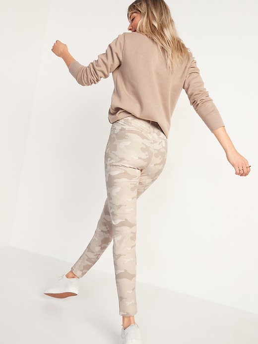 L'image numéro 7 présente Pantalon long Pixie à taille haute à imprimé camouflage pour femme