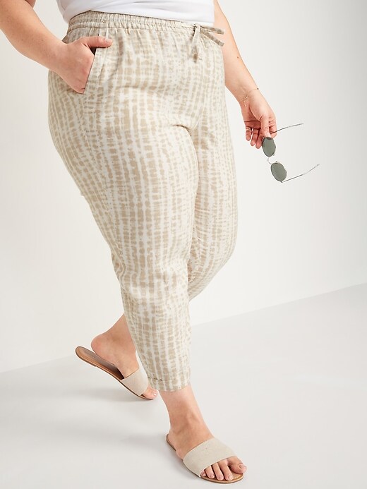 L'image numéro 1 présente Pantalon court droit à taille haute en mélange de lin teint par nœuds, taille forte