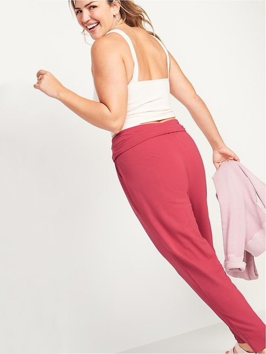 L'image numéro 2 présente Pantalon d'exercice à taille mi-basse pour Femme