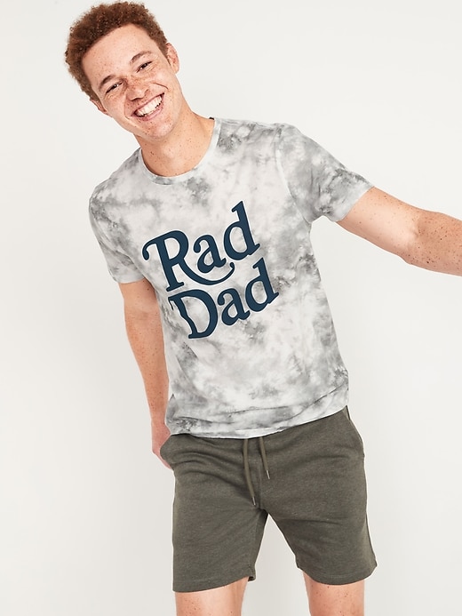 L'image numéro 1 présente T-shirt teint par nœuds à imprimé « Rad Dad » pour Homme