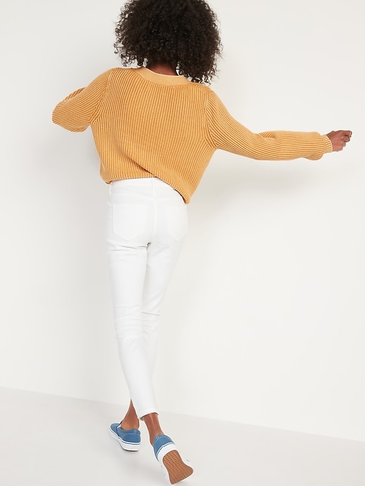 L'image numéro 2 présente Jean blanc à la cheville à taille moyenne, coupe super moulante pour femme