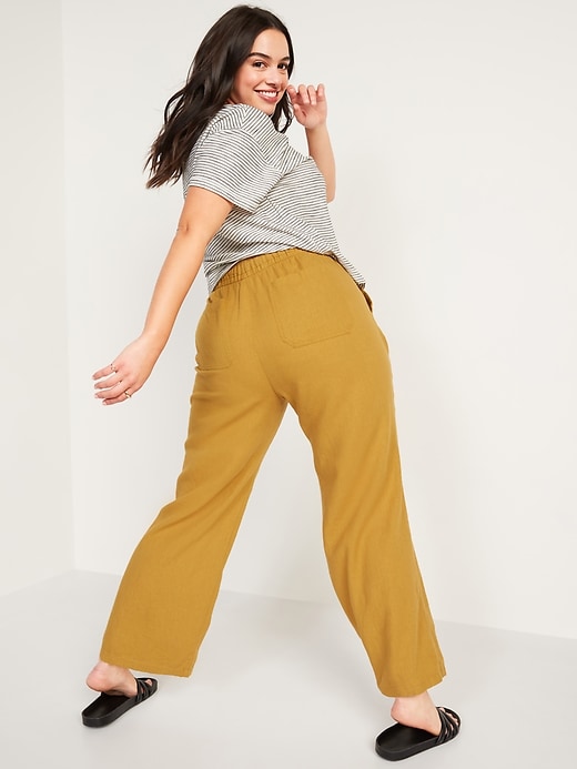 L'image numéro 7 présente Pantalon en mélange de lin à taille haute et à jambe large pour Femme