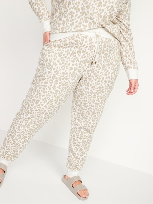 L'image numéro 1 présente Pantalon de jogging à imprimé léopard rétro, taille forte